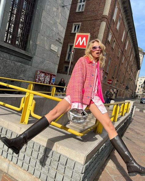 Laura Tønder on Instagram: "Milan without pants 🚫👖🇮🇹" Pink Tweed Jacket Outfit, Tweed Jacket Outfit, Outfit Pose, Pink Tweed Jacket, New York Street Style, Metallic Pants, Pose Idea, Pink Tweed, Outfit Pink