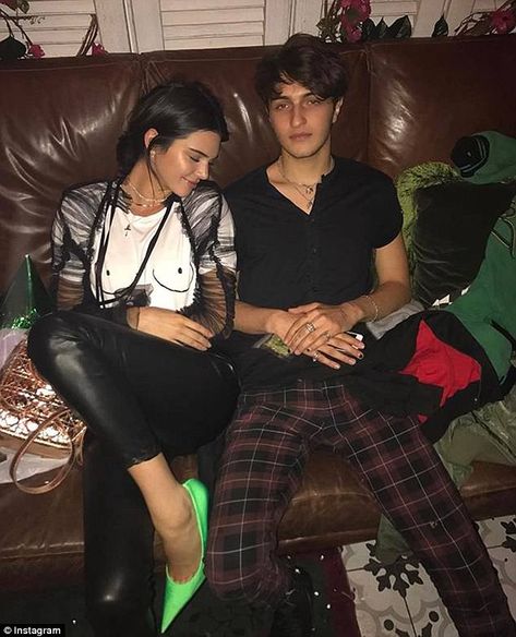 Kendall Jenner And Friends, Kendall Ve Kylie, Style Kendall Jenner, Anwar Hadid, Kendall Style, Hadid Style, Kendall Jenner Outfits, Kendall And Kylie Jenner, Jenner Style