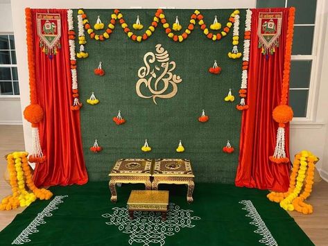 Indian Housewarming Backdrops, Simple Gruhapravesam Decorations, Backdrop Decorations For House Warming, Simple Satyanarayana Pooja Decoration Ideas At Home, Simple Sreemantham Decoration, House Warming Backdrop Ideas Indian, Gruha Pravesham Decoration Ideas, Valaikaapu Decoration, Simple Pellikuthuru Decoration At Home