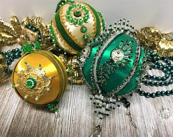 Push Pin Ornaments, Diy Push Pins, Satin Balls, Satin Ornaments, Jeweled Ornaments, Vintage Christmas Tree Ornaments, Walking In A Winter Wonderland, Beaded Christmas Ornaments, Old Fashioned Christmas