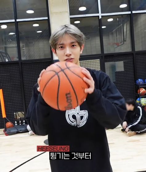 Heeseung Playing Basketball, Heeseung Basketball, Jake Park, Mahal Kita, Lee Heeseung, Kids Groups, Playing Basketball, Dark Blood, Man O