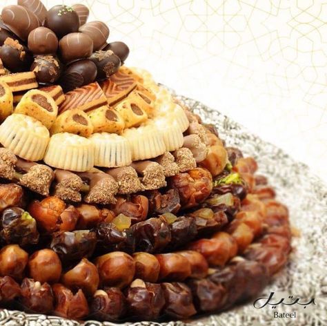 Bateel gourmet tray of dates and sweets Bateel Dates, Arab Sweets, Chocolate Photoshoot, Arabic Decor, Arabic Coffee, Dating Girls, Dry Fruits, Dating Pictures, Dating Websites