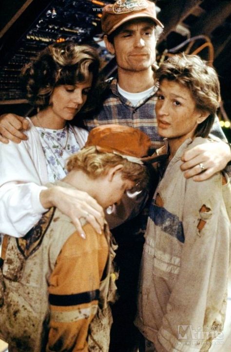 Jared Rushton stars as Ron Thompson, Kristine Sutherland stars as Mae Thompson, Matt Frewer stars as Russell Thompson Sr. and Thomas Wilson Brown stars as Little Russ Thompson Jr. in the Walt Disney Pictures’ adventure-comedy “Honey, I Shrunk the Kids,” 1989. #honeyishrunkthekids #1989 #jaredrushton #kristinesutherland #mattfrewer #thomaswilsonbrown #ronthompson #maethompson #russellthompsonsr #littlerussthompsonjr #russthompsonjr Welcome Home Roxy Carmichael, Honey I Shrunk The Kids, Films Aesthetic, 1980s Nostalgia, Walt Disney Movies, Retro Movies, 1980s Movies, Brown Pictures, Film Scenes