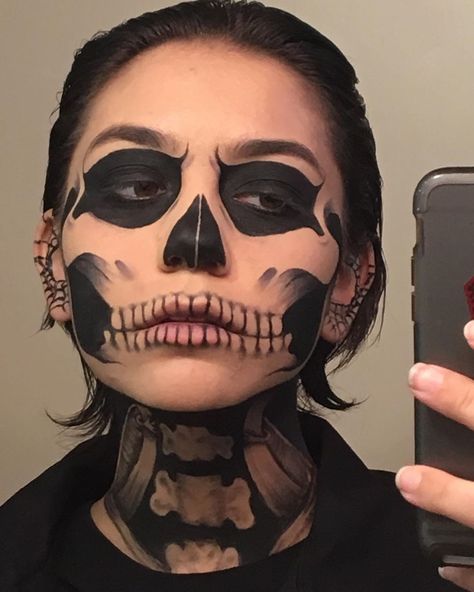 Halloween Costumes And Makeup Ideas, Skeleton Makeup Neck, Skull Make Up Men, Skull Mouth Makeup, Scream Make Up Looks, Halloween Make Up Ideas Creative, Black Makeup Halloween, Halloween Black Makeup, Halloween Face Makeup For Women