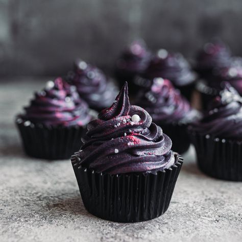 Black Magic Cupcakes, Gothic Cupcakes Birthday, Raven Cupcakes, Goth Wedding Cupcakes, Dark Wedding Cupcakes, Dark Purple Cupcakes, Moody Cupcakes, Witchy Cupcakes, Goth Desserts