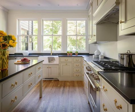 Black granite countertops pair well with cream shaker cabinets accented with elegant antique brass pulls and knobs. Draw Pulls, Corner Stove, Cream Kitchen Cabinets, Stylish Kitchen Design, Cream Cabinets, Kitchen Windows, Black Granite Countertops, Cream Kitchen, Black Countertops