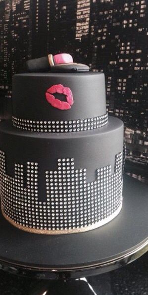 City glam cake 22th Birthday, Glam Cake, Gossip Girl Party, Black And White Color Scheme, White And Gold Wedding Cake, Pink Kisses, White Color Scheme, 17 Birthday Cake, Stile Blair Waldorf