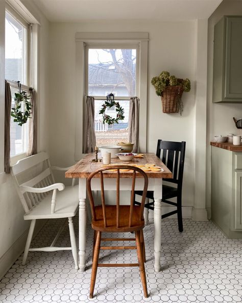 Homestead Laundry Room, Small Cottage Decor Living Room, Vintage Cottage Living Room, Living Room Nook, Small Kitchen Tables, Christmas Cookie, Cottage Homes, House Inspo, Decoration Design