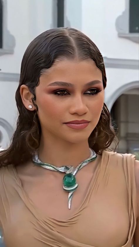 Zendaya Wet Hair, Wet Gel Hairstyles, Wet Look Straight Hair, Slick Back Hairstyles Women Wet Look, Wet Sets Hairstyles, Wet Slicked Back Hair Black Women, Zendaya Wet Look, Wet Hair Makeup Look, Slick Back Wet Hair Look Black Women