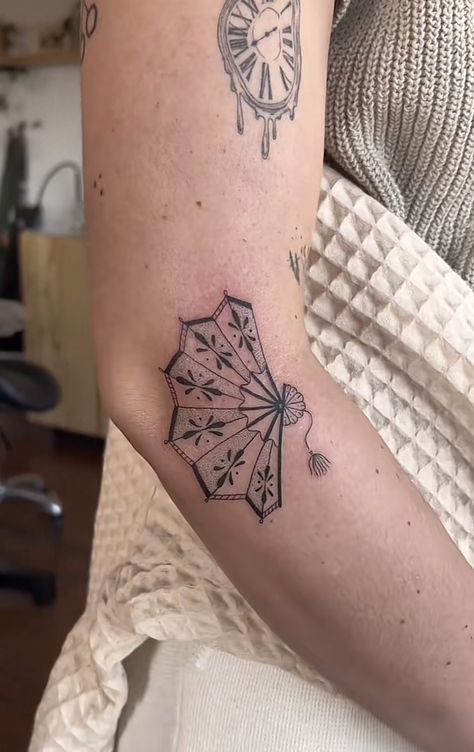 Fan Tattoo Elbow, Gaudi Tattoo, Spanish Fan Tattoo, Spain Tattoos Ideas, Spain Inspired Tattoo, Spain Tattoo, Mosaic Tattoo, Mangas Tattoo, Fan Tattoo