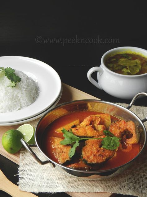 Catfish Curry Or Magur Machher Kaliya Recipe from Peek n Cook - #IHeartCatfish Catfish Curry, Curry Easy, Catfish Fishing, Salmon Fishing, Baked Fish, Crab Cakes, West Bengal, Freshwater Fish, Thai Recipes