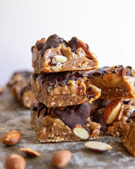 With a decadent gooey date caramel, and crunchy almonds throughout. This is set to become your next favorite snack bar! Light Foods, Snickers Recipe, Raw Treats, Raw Cake, Snickers Bar, Desserts Vegan, Raw Desserts, Dairy Free Chocolate, Breakfast Bars