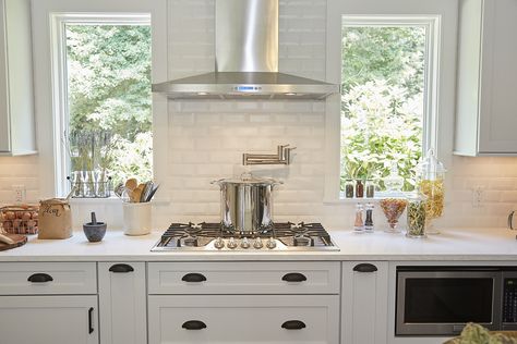 Decor Kitchen Ideas, Kitchen 2020, Retro Revival, Drew Scott, Jonathan Scott, Kitchen Hoods, Vintage Lovers, Condo Living, Kitchen Inspiration Design