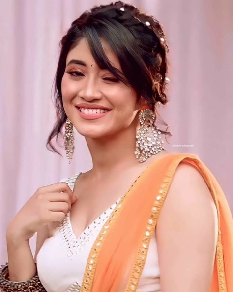 Naira Hairstyle, Tv Actress Images, Lehenga Hairstyles, Shivangi Joshi Instagram, Mother Kali, Hair Curling Tips, Anupama Parameswaran, Actress Images, Drama Actors