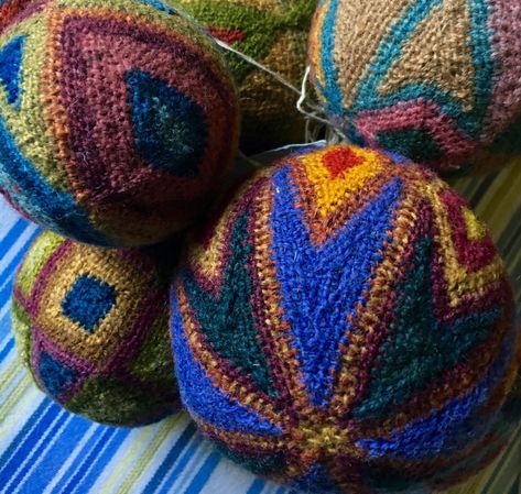 Singlade Balls, Temari Patterns, Fabric Balls, Crochet Xmas, Diy Yarn Crafts, Wool Balls, Yarn Diy, Yarn Projects, Knit Or Crochet