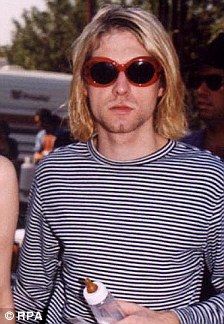 breton striped shirt with red sunglasses! Kurt Cobain Red Glasses, Kurt Cobain Striped Shirt, Kurt Cobain Sunglasses, Kurt Cobain Glasses, Curco Vein, 90s Boys, Breton Stripe Shirt, Breton Shirt, Breton Stripes