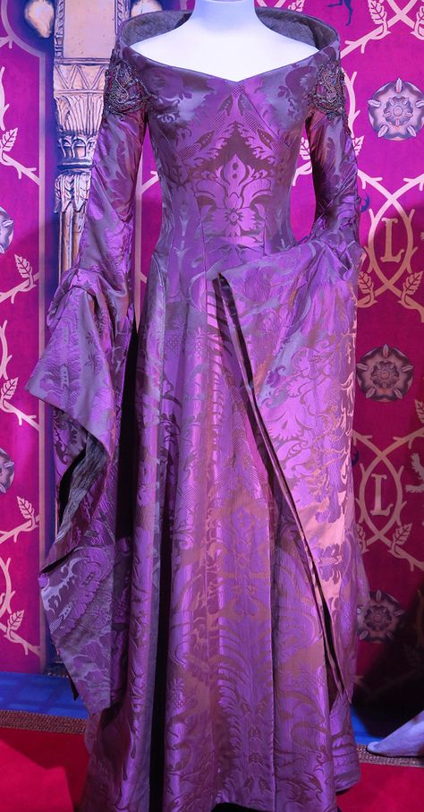 Medival Outfits Woman, Purple Medieval Dress, Medival Outfits Women, Acotar Cosplay, Purple Victorian Dress, Elvish Dress, Fancy Dinner Outfit, Medieval Dress Princess, Medieval Gown