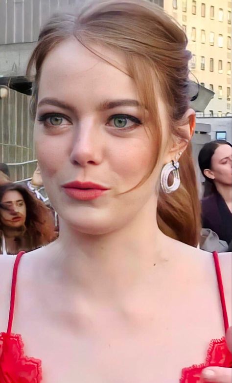 Emily Stone, Poetry Funny, Beautiful Red Hair, Back Tattoo Women, Actrices Hollywood, Female Actresses, Emma Stone, Golden Girls, Beautiful Makeup