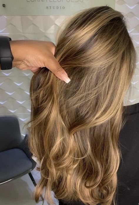 Candlelit brunette Golden Brown Highlights, Honey Brown Hair, Brown Hair Inspo, Kadeřnické Trendy, Brunette Hair With Highlights, Dirty Blonde Hair, Honey Blonde Hair, Vlasové Trendy, Brown Hair Balayage