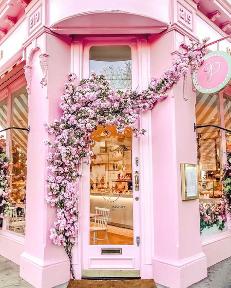 The pink shops of London - perfect location for fashion and outfits shooting. #pink #london #pinkaesthetic #londoncoffeeshops #londoninstagramguide #londonthingstodo Peggy Porschen Cakes, Pink Store, Dream Salon, Display Cake, Peggy Porschen, Pink Cafe, London Cafe, Chelsea Garden, Bakery Decor