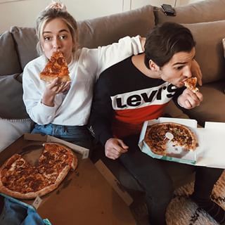 Are your hungry??? Do you want a pizza? credit @rianne.meijer #americanstyle 😍 Rianne Meijer, Couple Ootd, Making Chicken, Sisters Goals, Old Friendships, Game Of Survival, Eat Together, Baby Swag, Moment In Time