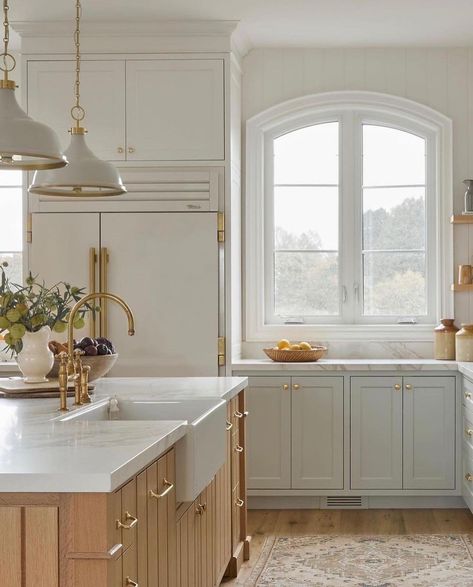 Inspiration for homes on Instagram: “Posted @withregram • @mmlighting “Only from the heart can you touch the sky.” Design: @ashleymontgomerydesign Photo: @lomillerphoto…” Modern French Kitchen, Ashley Montgomery, Swiss Coffee, Timeless Kitchen, Fixer Upper Style, Home Luxury, Kitchen Farmhouse, Hello Lovely, White Cabinets