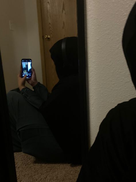 Hijabi No Face Photo Ideas, Selfie No Face Ideas, Hijabi Pfp No Face, Fake Pfp No Face, No Face Photo Ideas Hijab, Hijab No Face, Album Cover Wallpaper Collage, Face Mirror, Snap Streak Ideas Easy