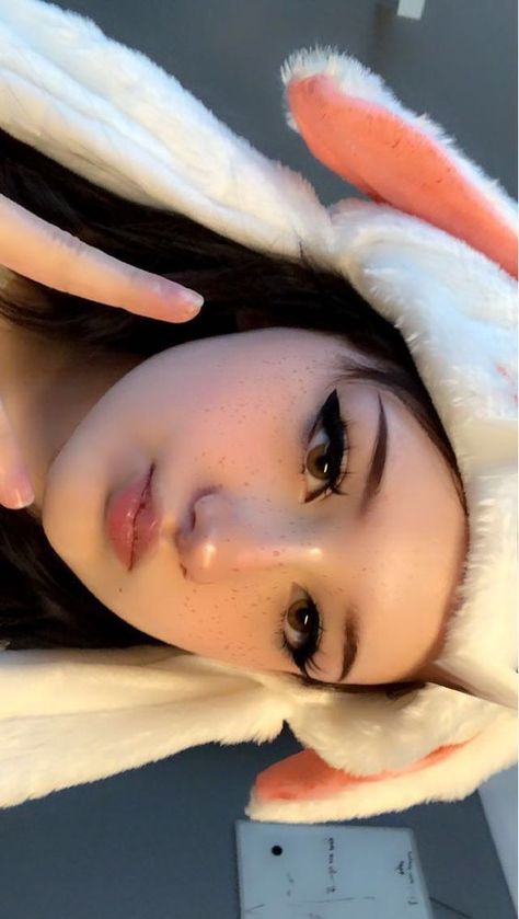 Bunny Eyeliner Makeup, Makeup Ideas Egirl, Simple Bunny Makeup, Eyeliner E Girl, Cute Emo Makeup Looks, Egirl Eyeliner Ideas, Bunny Eyeliner, E Girl Eyeliner, Bunny Girl Makeup