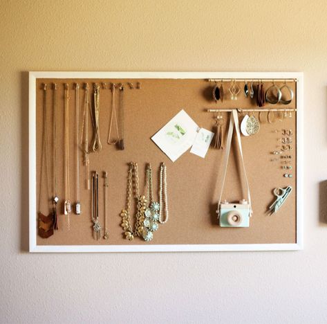 Cork Board For Jewelry, Repurposed Cork Board, Cork Board Jewelry Organizer Diy, Cork Board Ideas For Bedroom Decor, Ideas For Cork Boards, Cork Boards Ideas, Cute Pin Board Ideas, Grid Board Ideas, Cork Board Ideas For Bedroom Aesthetic