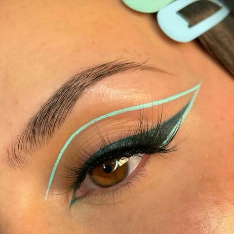 Colourful Eyeliner Looks, Makeup Lila, Turquoise Eyeliner, Graphic Liner Looks, Graphic Liners, Eyeliner Inspiration, Color Eyeliner Makeup, Eyeliner Inspo, Liner Looks