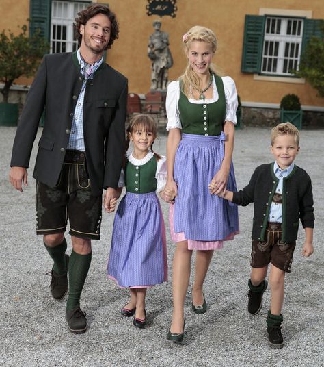 #Trachtenfamilie ---- All the family in #folkloric_costumes Monument Ideas, Traditional German Clothing, German Traditional Dress, Frozen Jr, Scandinavian Dress, German Costume, Son Clothes, Oktoberfest Dress, Oktoberfest Costume