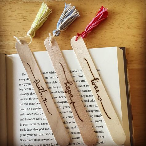 Wood Burning Bookmarks, Popsicle Stick Bookmarks, Cheap Wedding Favor Ideas, Cheap Wedding Favors, Handmade Bookmarks Diy, Penanda Buku, Wedding Favor Ideas, Convention Gifts, Creative Bookmarks