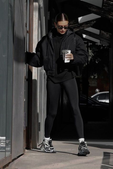 Athleta Outfit, Athleta Outfits, Modest Gym Outfit, Gymwear Outfits, Look Legging, Hailey Baldwin Style, Street Girl, Black Leggings Outfit, Models Off Duty Style