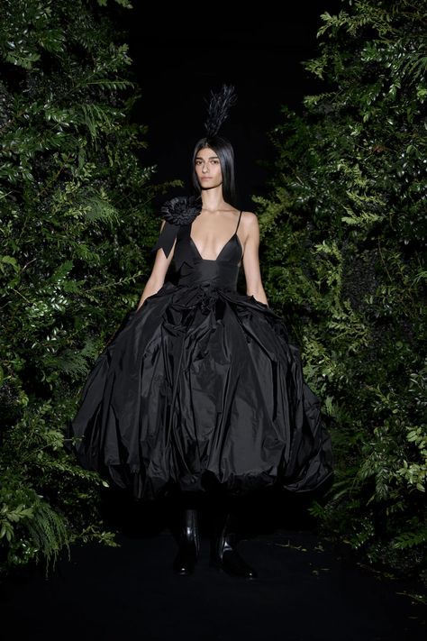 Vera Wang Spring 2023 Ready-to-Wear Fashion Show | Vogue Vera Wang Couture, Equestrian Dress, Bra Top Dress, Vera Wang Wedding, Spring 2023 Ready To Wear, Vera Wang Dress, 2023 Ready To Wear, Black Wedding Dresses, Runway Collection