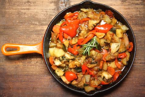 Ratatouille Recept, Ratatouille Dish, Veal Stew, Ratatouille Recipe, Skillet Potatoes, French Christmas, Poached Egg, Peppers And Onions, Mixed Vegetables