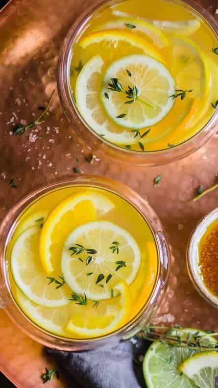 Honey Lemon Water, Honey And Warm Water, Benefits Of Honey, Lemon And Honey, Lemon Cocktail, Turmeric Vitamins, Lemon Diet, Honey Water, Lemon Honey