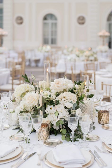 Mediterranean Garden Wedding, Vogue Wedding Decor, Biedermeier Wedding, Ivory Centerpieces, Sage Green And White Wedding, White And Cream Flowers, Sofia Richie Wedding, Elegant Wedding Aesthetic, Roman Wedding