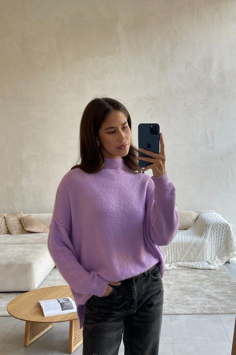 A sweater in the color lilac purple Lilac Sweater Outfit, Purple Sweater Outfit, Lilac Sweater, Parisian Outfit, Winter Trip, Easy Chic, Sweater Outfit, Sweater Fits, Weekend Wardrobe