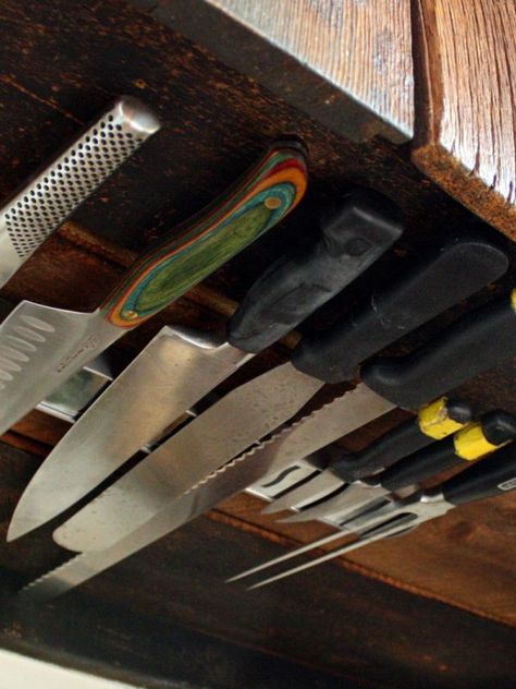 Pull Down Knife Storage, Under Cabinet Knife Storage Diy, Under Cabinet Knife Holder, Kitchen Knives Storage, Under Kitchen Cabinet Ideas, Knife Holder Ideas, Under Cabinet Knife Storage, Disco Kitchen, Kitchen Storage Ideas Cabinet