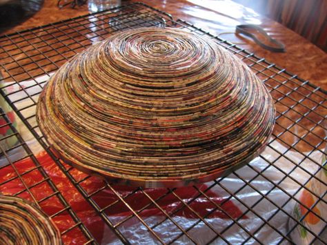 Rolled Paper Basket Diy, Recycle Magazines, Magazine Bowl, Rolled Magazine Art, Magazine Projects, Recycled Magazine Crafts, Paper Bowl, Magazine Paper, Recycled Magazine