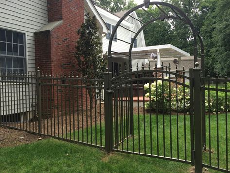 Black Aluminum Fence Front Yard, Fence With Arbor, Aluminum Fence Privacy, Aluminum Fence Landscaping, Front Yard Fence Ideas Curb Appeal, Black Iron Fence, Black Aluminum Fence, Fence Gate Design, Modern Front Yard