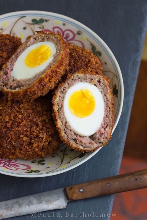 Scotch Eggs Homemade Scotch Eggs, Guy Food, Scotch Eggs Recipe, Scottish Festival, Flexitarian Recipes, Scooby Snacks, Scottish Recipes, Scotch Eggs, Paleo Life