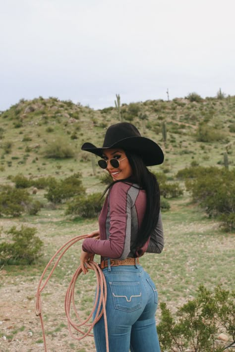 Wearing Lola light wash kimes and a noble outfitters top Ranch Style Clothes For Women, Ranch Clothes For Women, Women Ranch Outfits, Wrangler Jean Outfits Woman, Basic Cowgirl Outfits, Summer Ranch Outfits, Western Asethic Outfits, Southern Outfits Winter, Country Girl Outfits Black Women