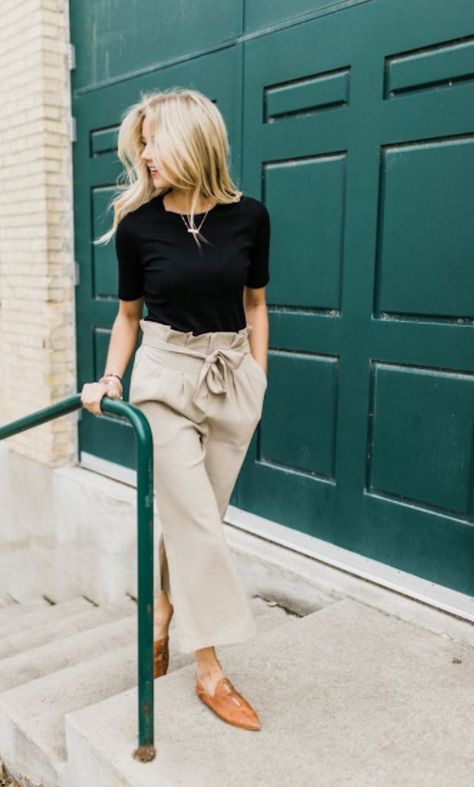 my favorite kind of pants right now! Minimalist Moda, Minimalistic Outfits, Loafers Outfit, Neue Outfits, Summer Work Outfits, Mode Casual, Work Outfits Women, Outfits Casual, Business Casual Outfits