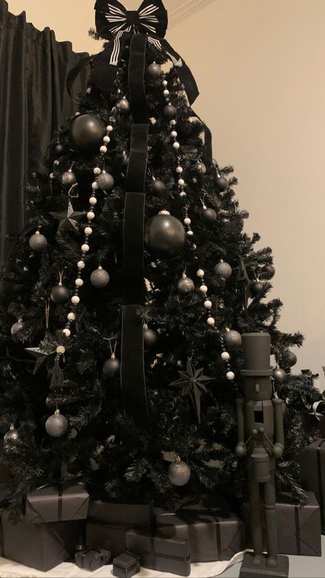 Sliver White Black Christmas Tree, Black Red And Green Christmas Tree, All Black Christmas Tree Ideas, Black Christmas Tree Ideas Decorating, Black And Pink Christmas Decor, Black And Purple Christmas Tree, Matte Black Christmas Tree, Modern Black Christmas Tree, All Black Christmas Tree