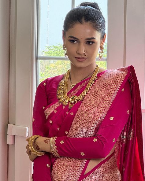 @vaishnvimahadik7 in her Marathi Barbie era <3 Makeup by: @makeupbykomalhiire Hair by: @naynahairartist #vaishnavimahadik #marathibarbie #makeup #shaadivibes #kolhapur #kolhapurdiaries #vahinisaheb #beauty #sisterswedding #makeuplook Exclusive Saree Blouse Designs, Simple Saree Designs, Saree Fashion, Cotton Saree Designs, Desi Fashion Casual, Designer Saree Blouse Patterns, Indian Bridal Fashion, Saree Trends, Elegant Saree