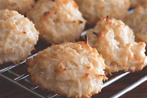 citris macaroons Macaroon Recipe, Velveeta Recipes, Coconut Macaroons Easy, Cookies Coconut, Macaroons Recipe, Coconut Macaroon, Coconut Macaroons Recipe, Veal Recipes, Breakfast Bread Recipes