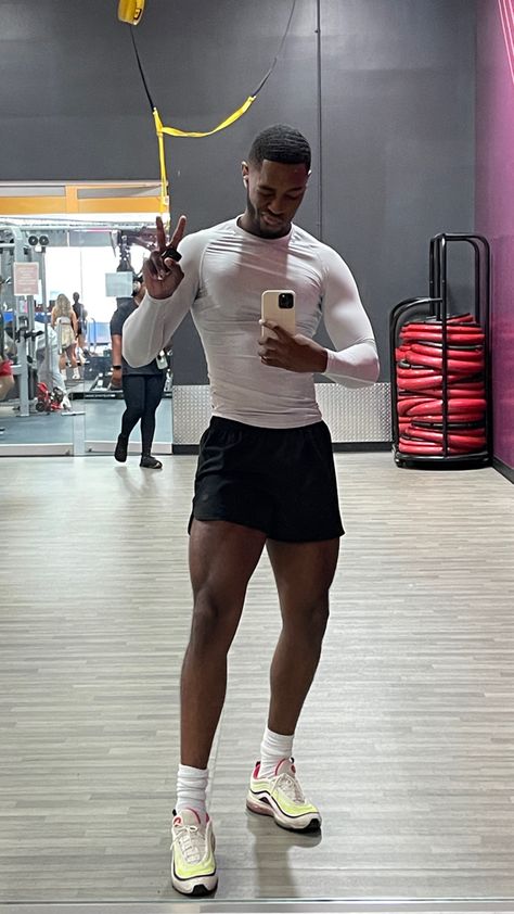 Men Muscles Aesthetic, Muscle Fit Outfit Men, Men Gym Fits, Winter Gym Outfit Men, Men’s Gym Fits, Mens Gym Outfits Aesthetic, Guy Gym Outfit, Black Man Fitness, Men Fitness Aesthetic