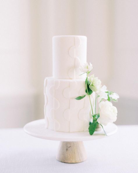 5 Cocktail and Cake Pairings That Are Anything but Boring - Loverly Gold Color Palettes, All White Wedding, Raleigh Wedding, Modern Wedding Cake, White Wedding Cake, Elegant Wedding Cakes, Neutral Wedding, Wedding Cake Inspiration, Beautiful Wedding Cakes