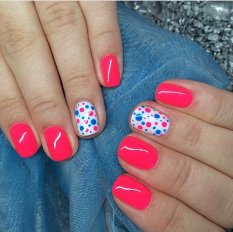 Sns Summer Nails 2023, Summer Gel Nails Ideas Short Pink, Dotted Nails Designs, Short Dip Nail Designs, Dip Powder Nails Ideas Summer, Summer Dipped Nails Ideas, Cute Summer Dip Nails, Simple Dip Nail Designs, Dipping Powder Nails Design